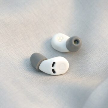 QuietOn 3.1, left and right earbuds